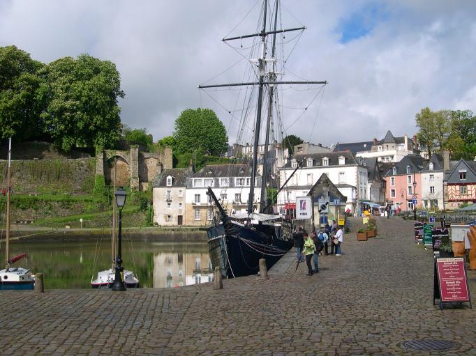  le port avec ses quais pavés.